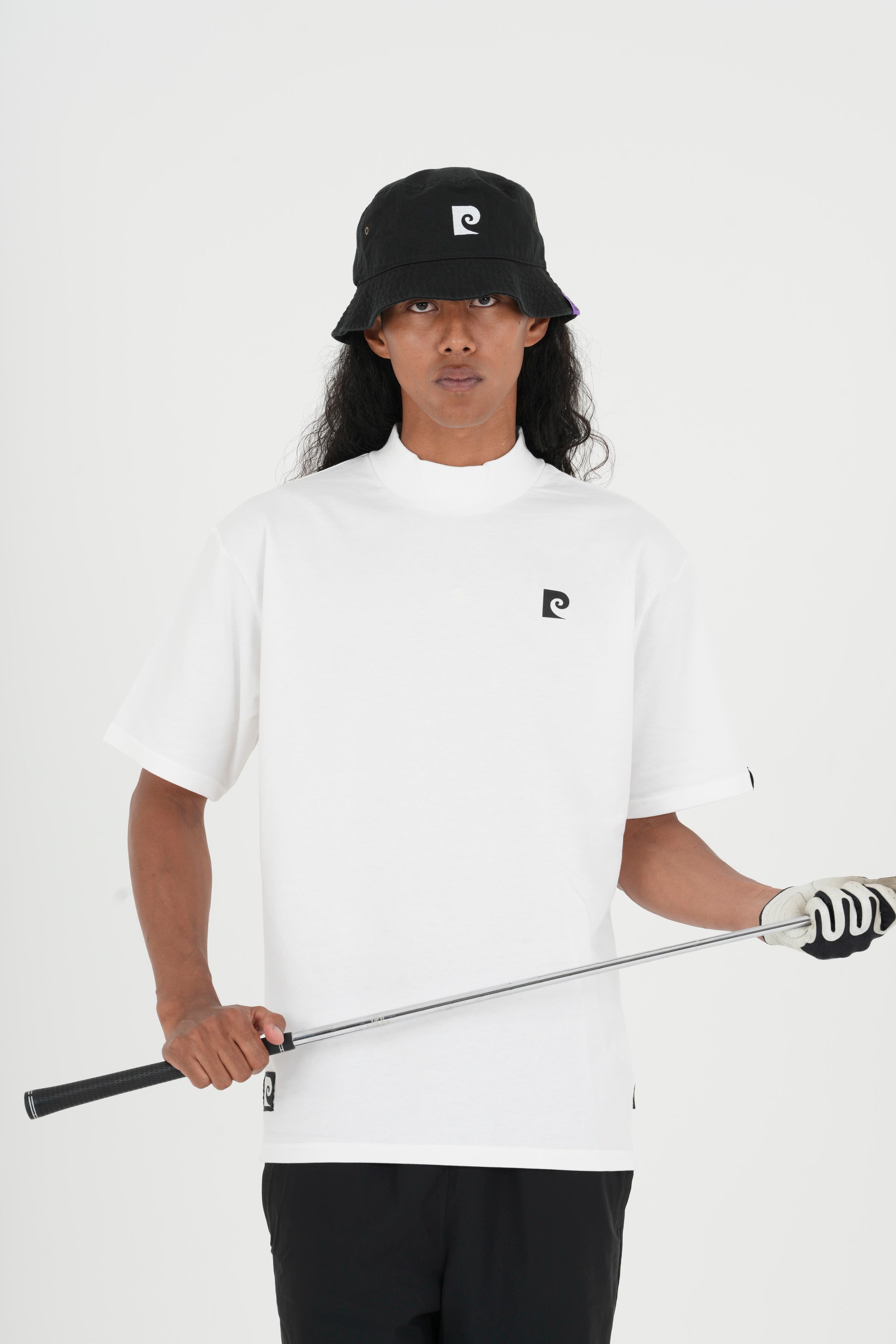 Back logo short sleeve mock neck｜WHITE - model