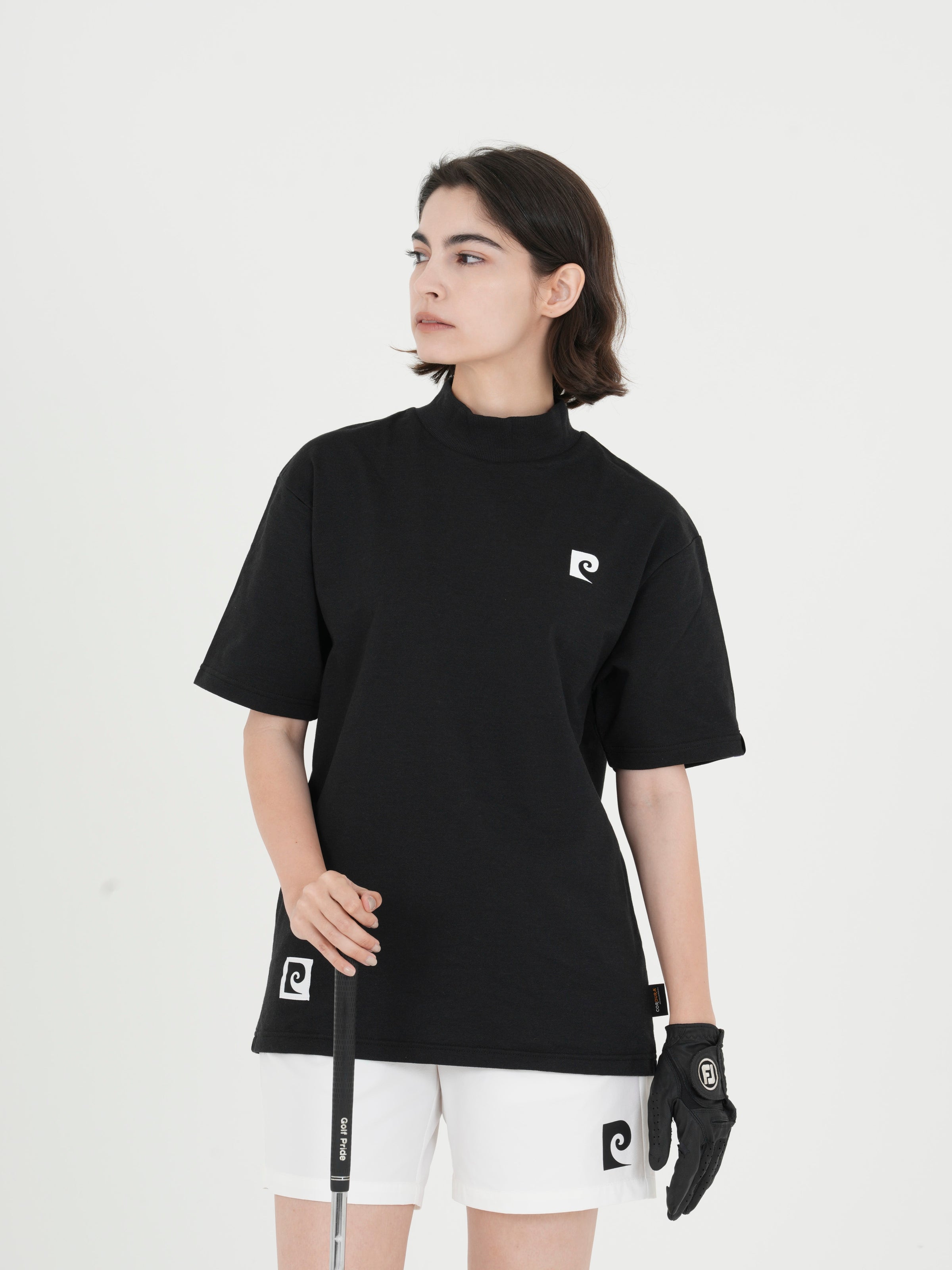 Back logo short sleeve mock neck｜BLACK - model