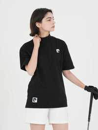 Back logo short sleeve mock neck｜BLACK - model