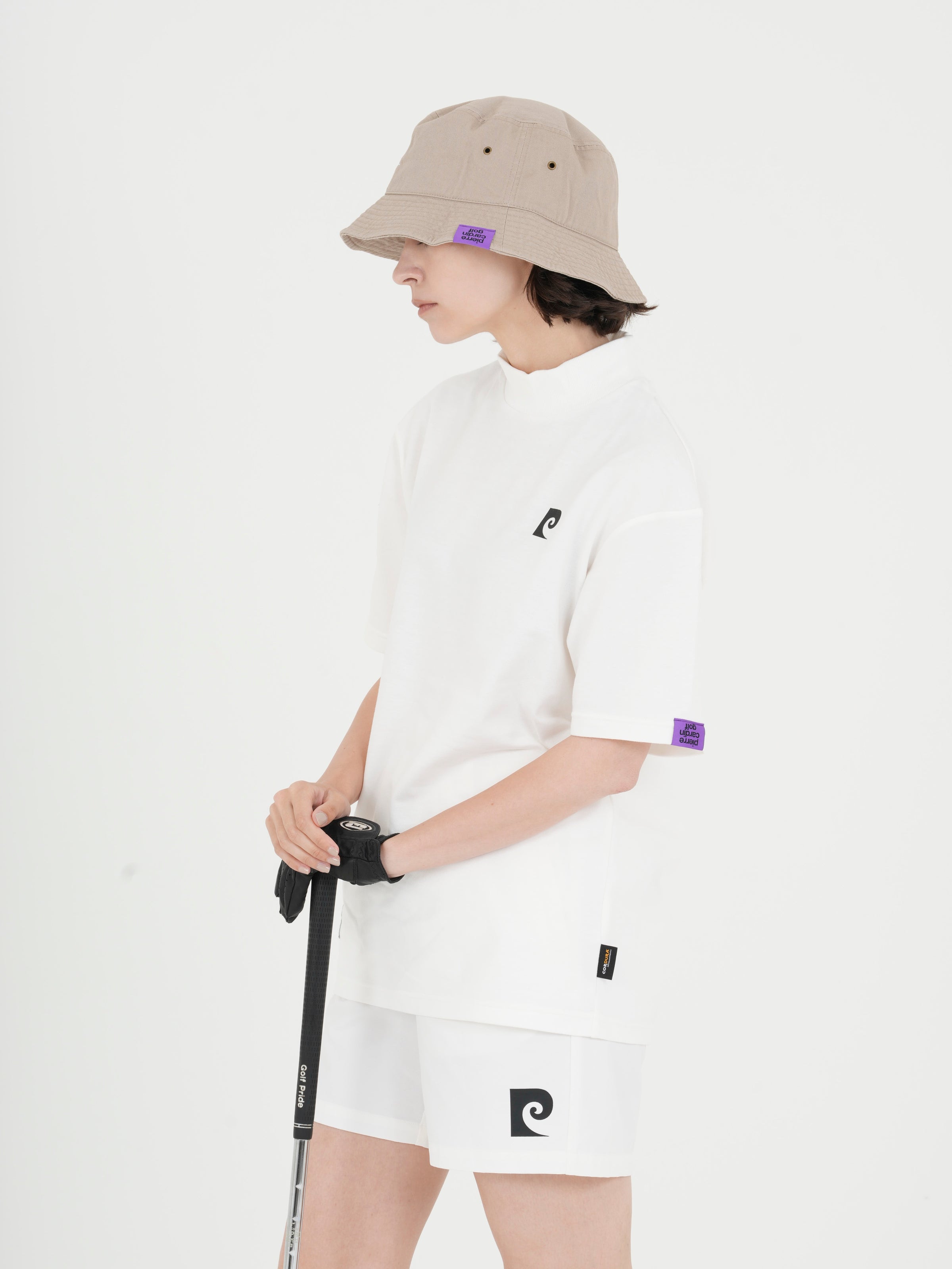 Back logo short sleeve mock neck｜WHITE - model