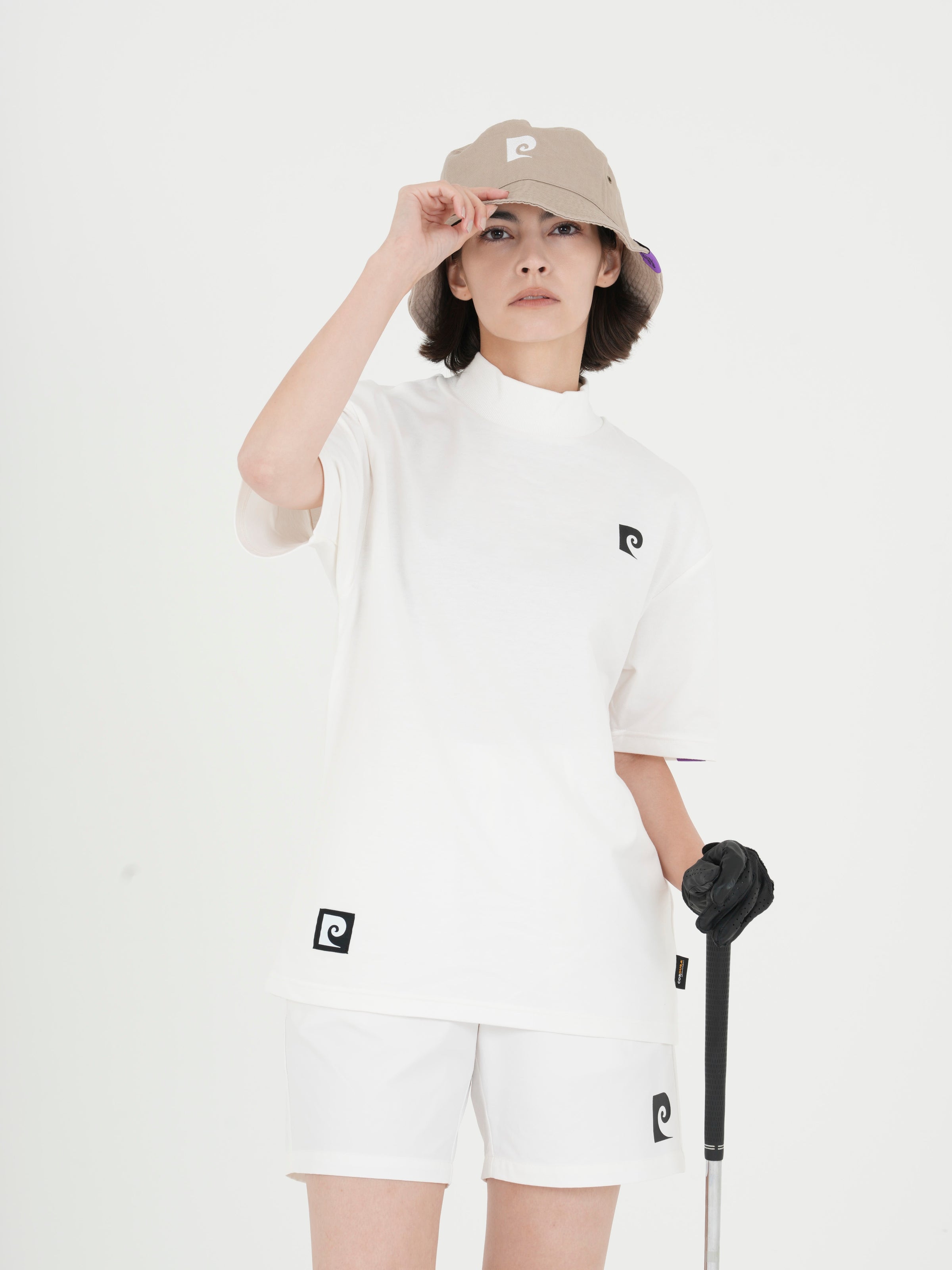 Back logo short sleeve mock neck｜WHITE - model