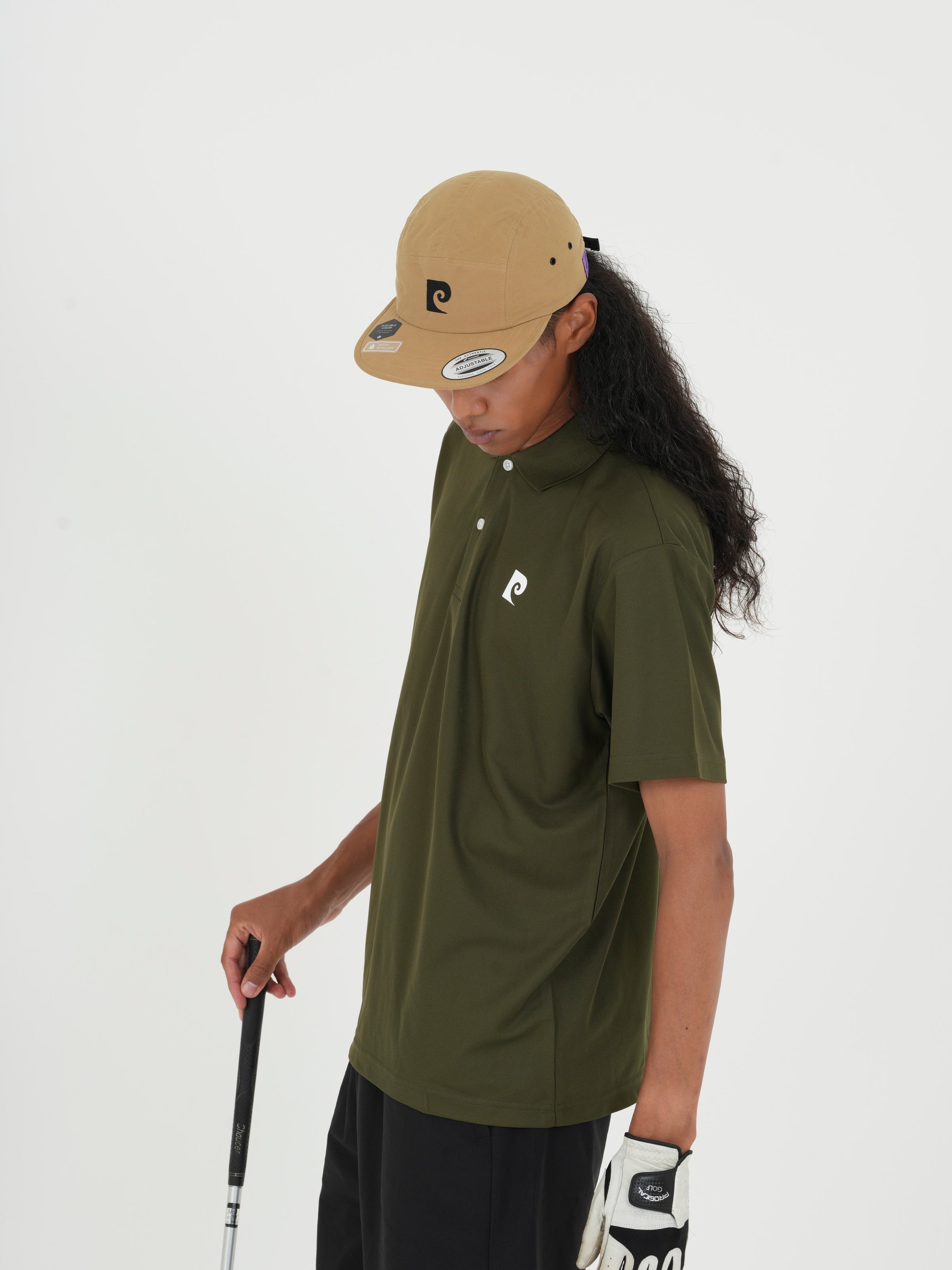 Back pcg logo short sleeve polo｜KHAKI - model