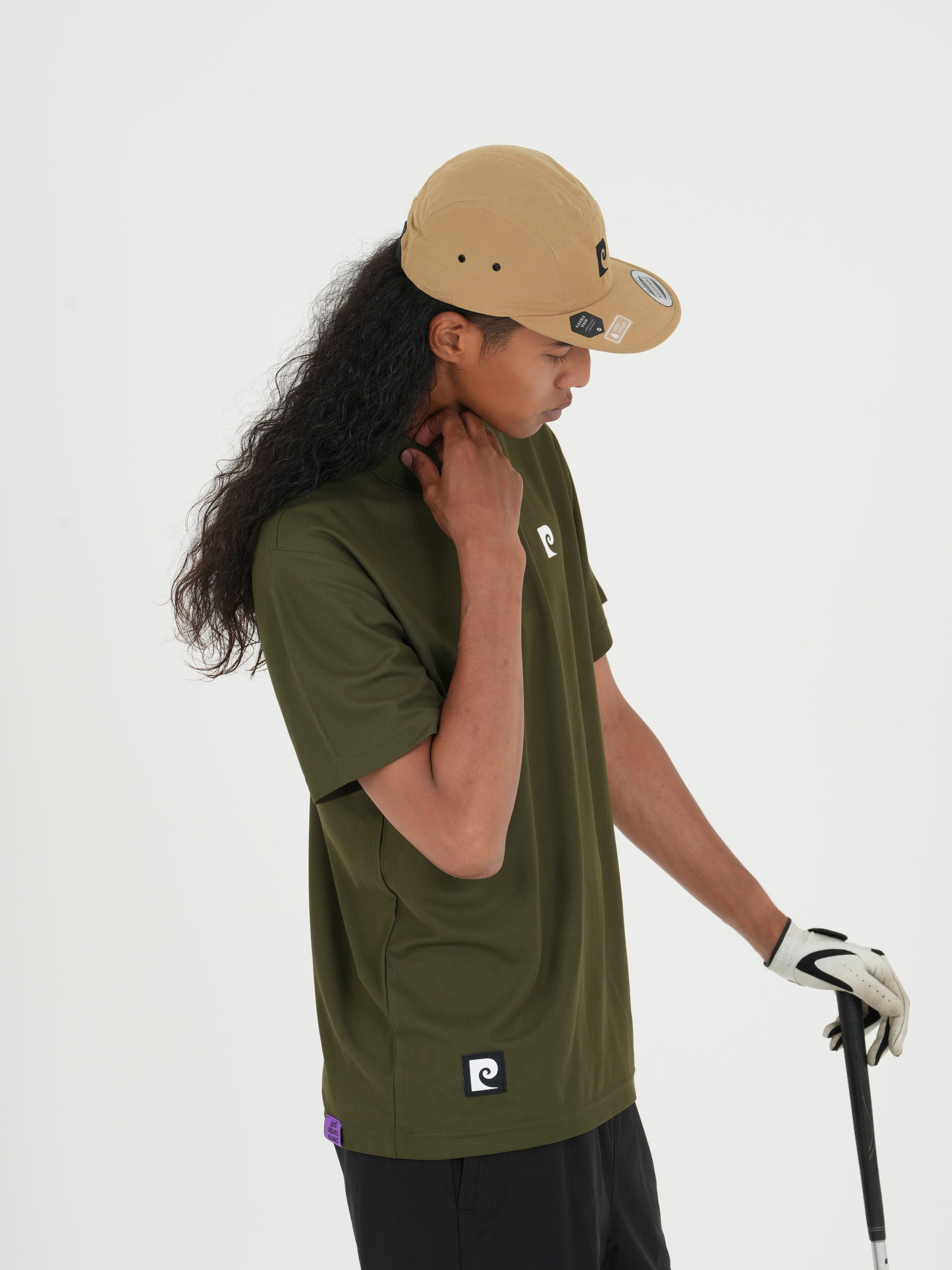 Back pcg logo short sleeve polo｜KHAKI - model