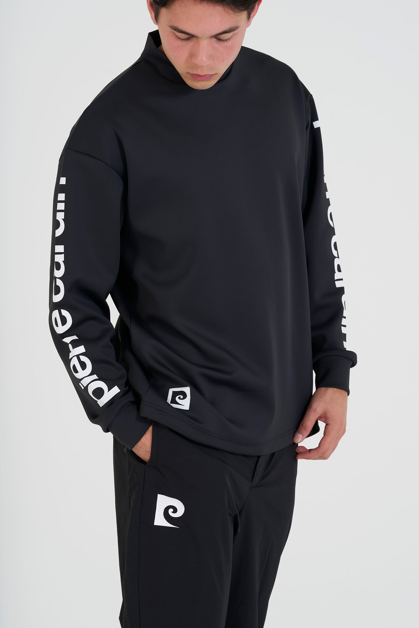 P logo longsleeve mock neck | BLACK × WHITE – 株式会社RAINBOW