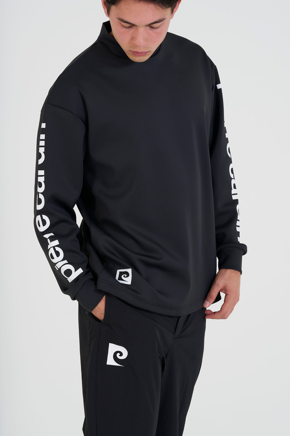 P logo longsleeve mock neck | BLACK × WHITE