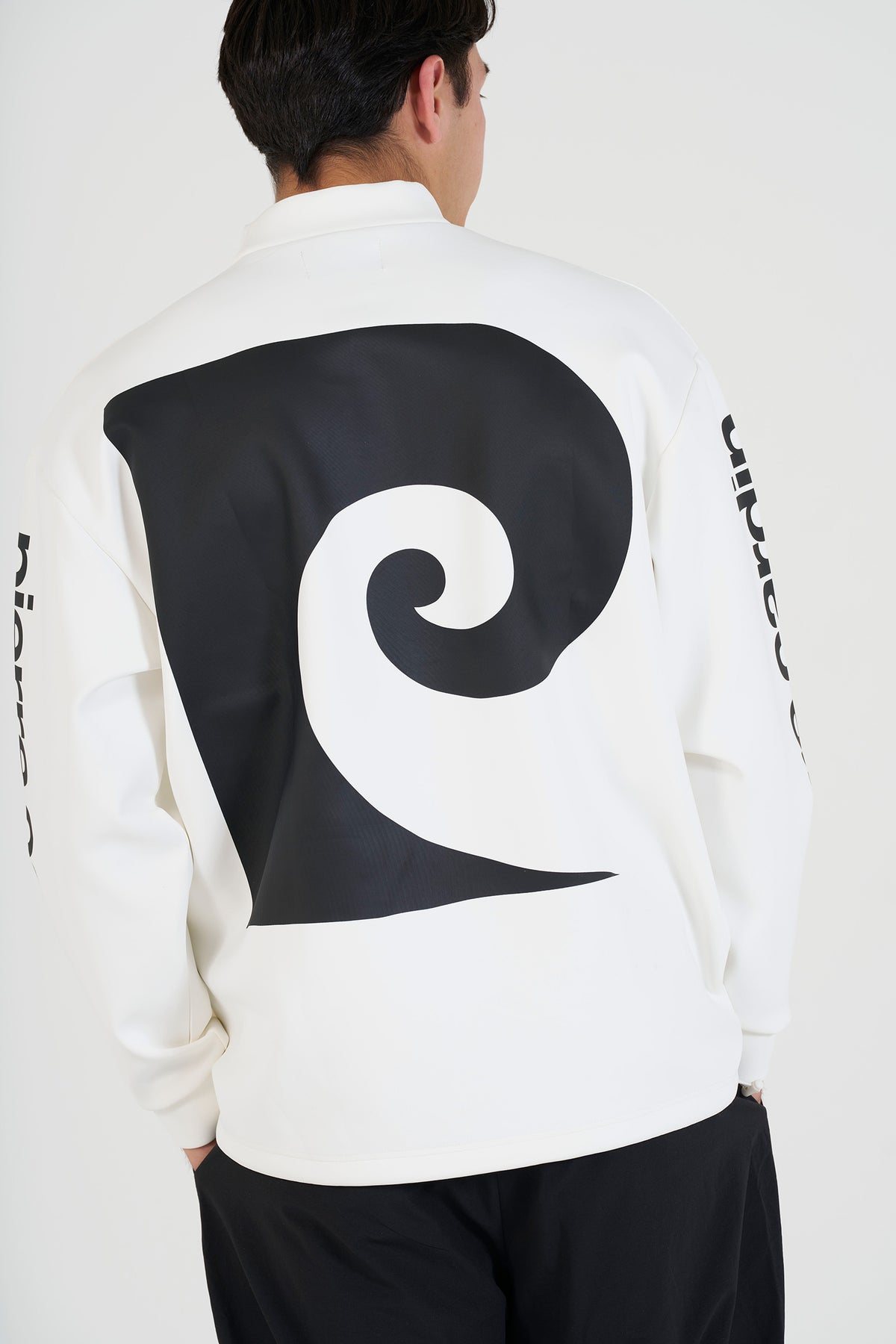 P logo longsleeve mock neck | WHITE × BLACK