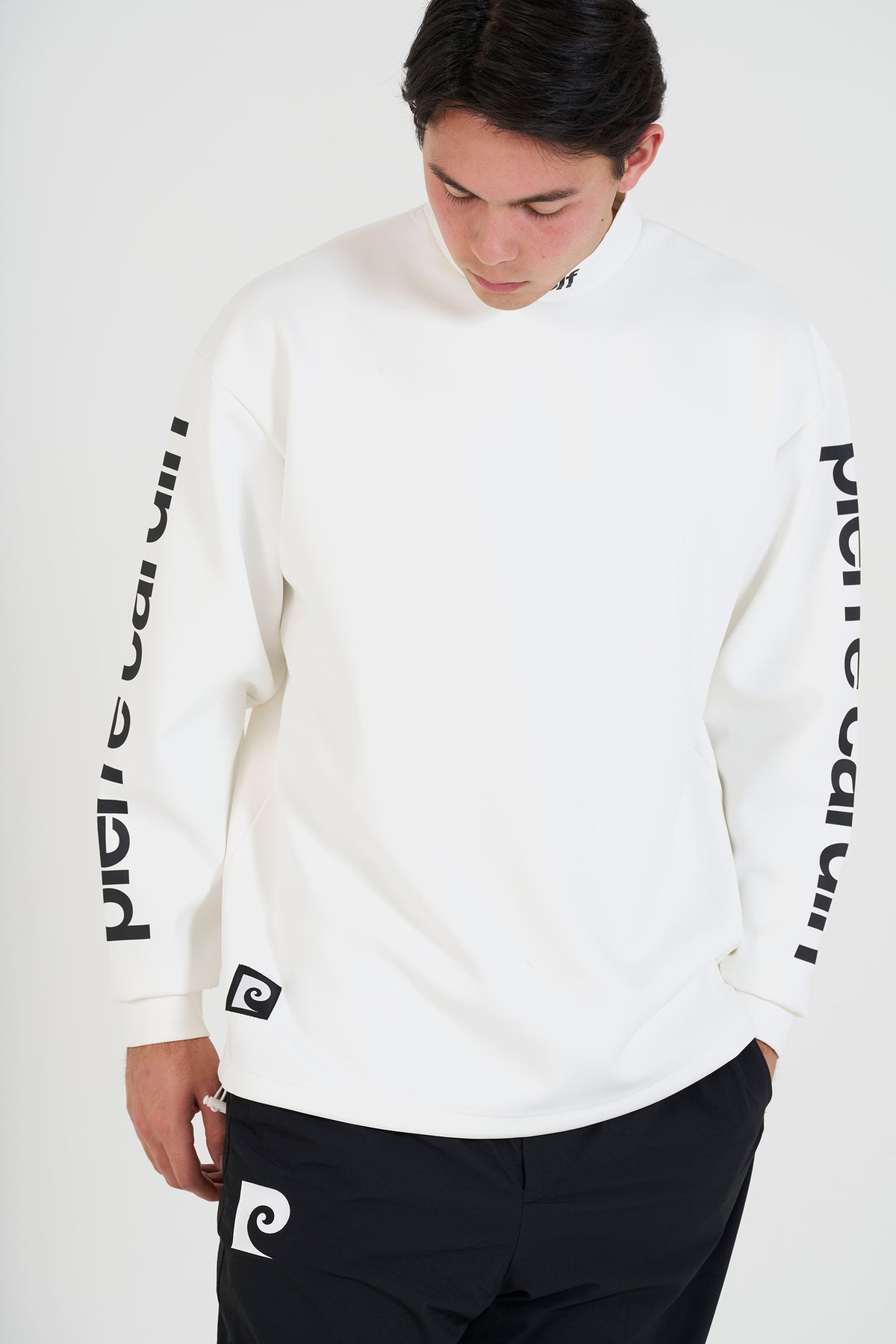 P logo longsleeve mock neck | WHITE × BLACK