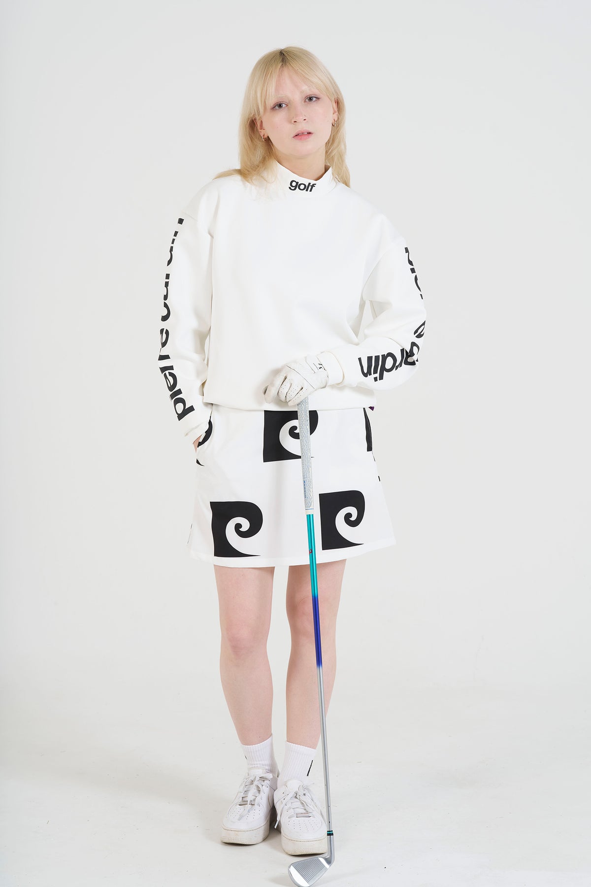 P logo longsleeve mock neck | WHITE × BLACK