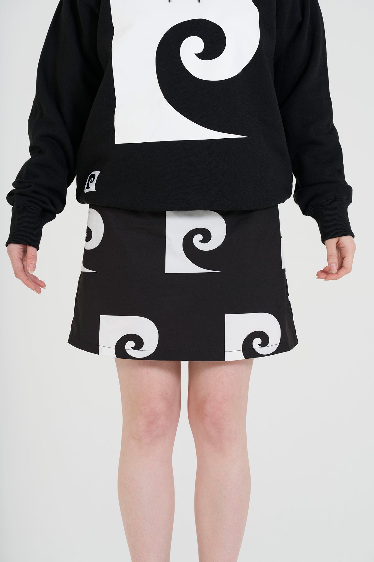 P logo skirt | BLACK