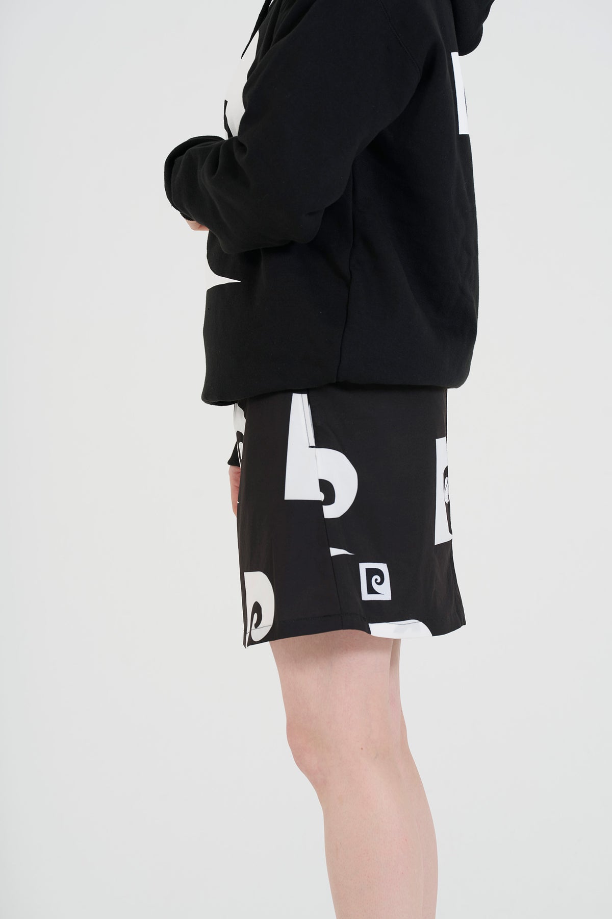 P logo skirt | BLACK