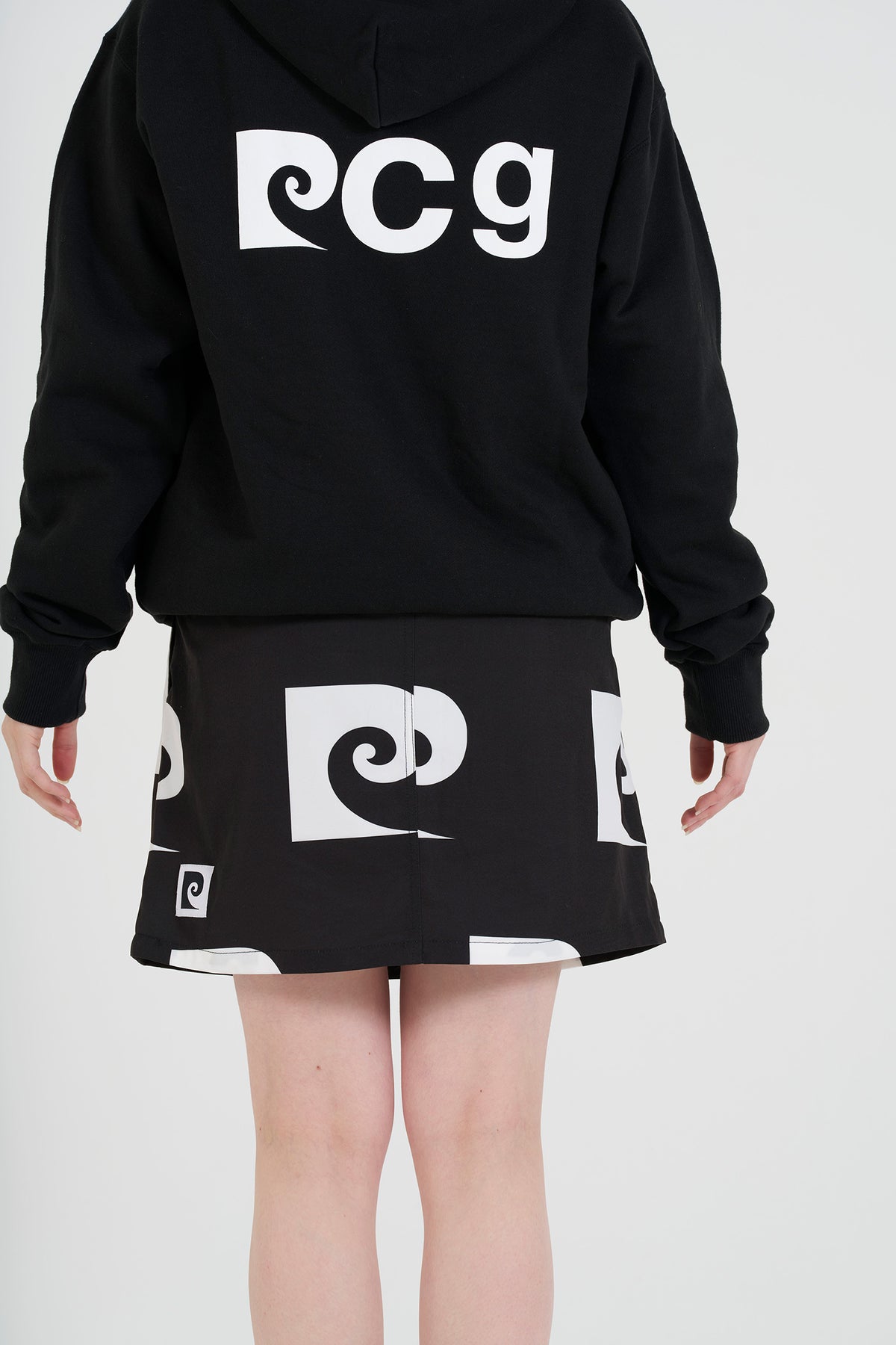 P logo skirt | BLACK