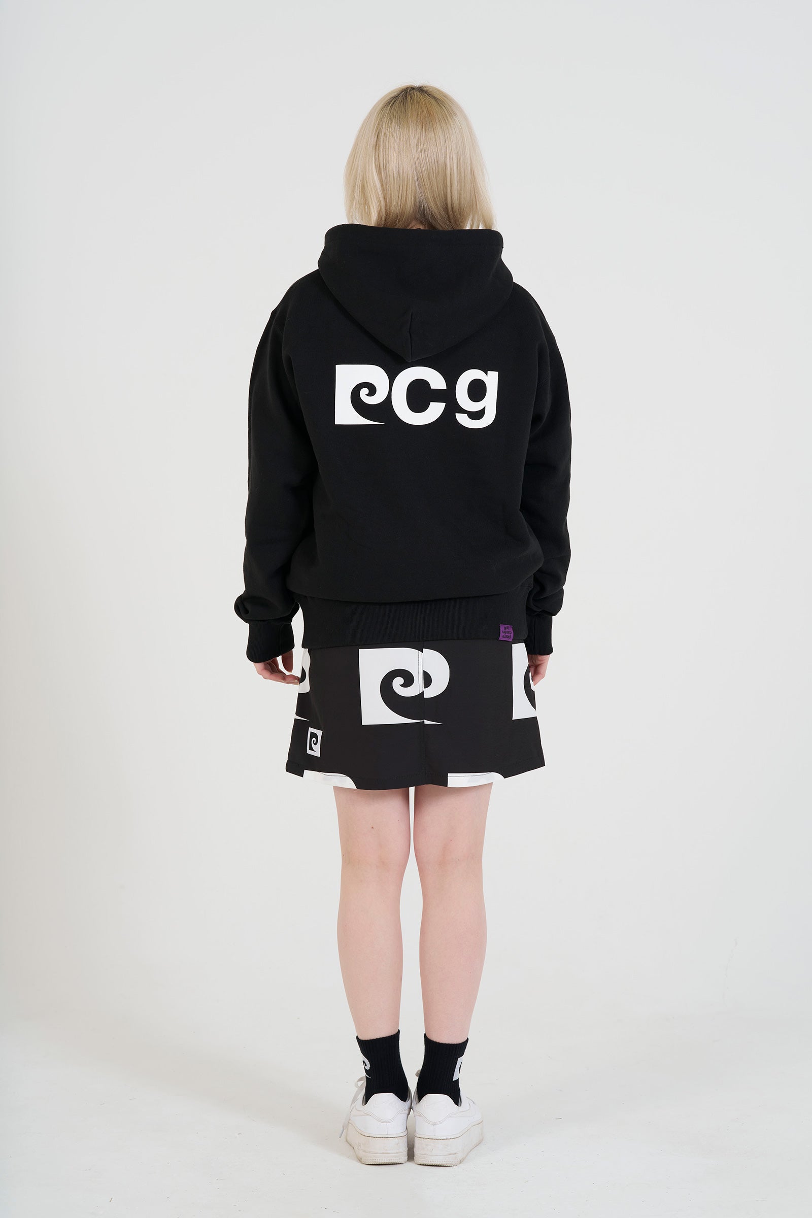 P logo hoodie | BLACK – 株式会社RAINBOW
