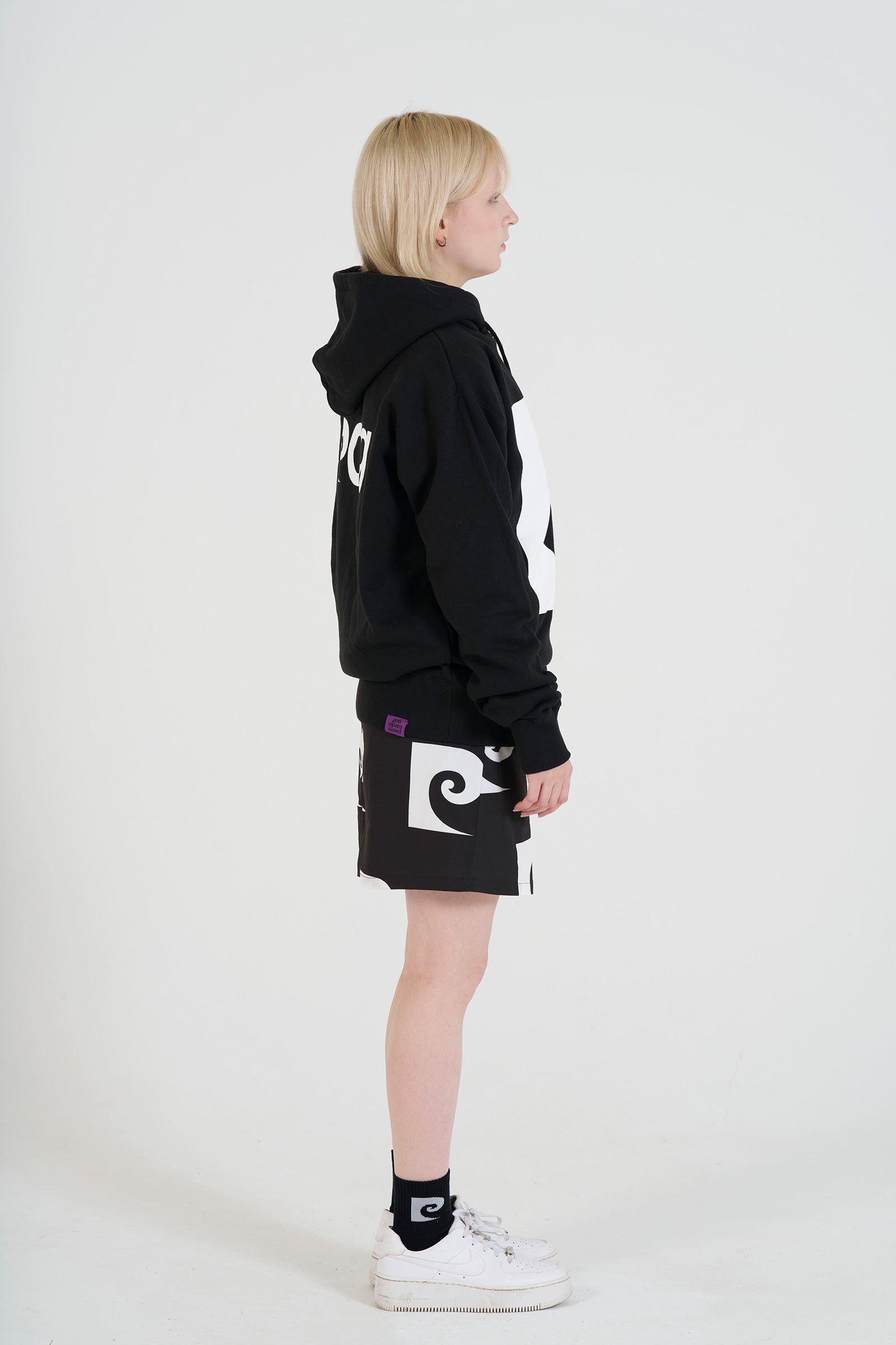 P logo hoodie | BLACK