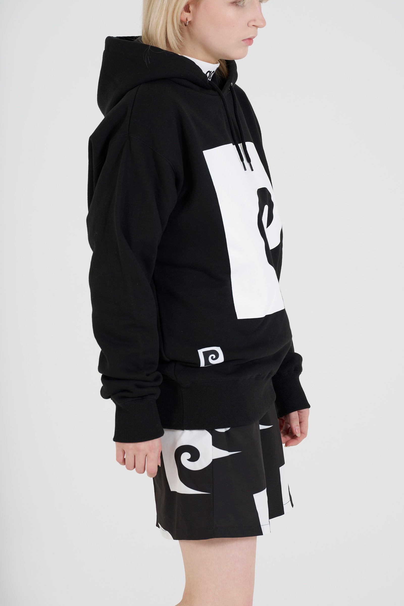 P logo hoodie | BLACK